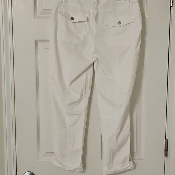 White House Black Market Cropped White Pants - Picture 5 of 5